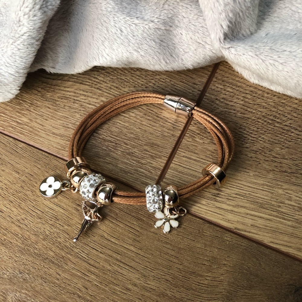 Charm and beaded bracelet with magnetic snap